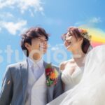 人生最高の素敵な笑顔を見せる新婚夫婦