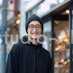 小さな雑貨ショップを個人経営する男性