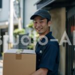 配送中の男性が笑顔で荷物を運ぶ様子