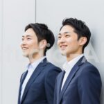 知的な雰囲気を醸し出す会社員男性