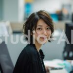 デスクでタスクをこなす女性会社員