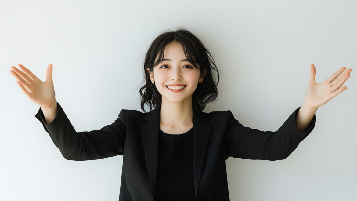 手を広げる女性